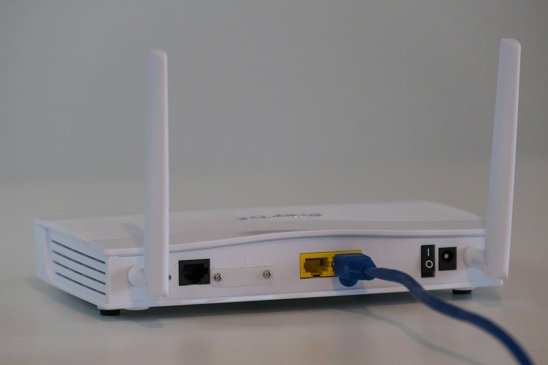 Wifi-router med tilsluttet netværkskabel – stabil internetforbindelse til IPTV uden buffering