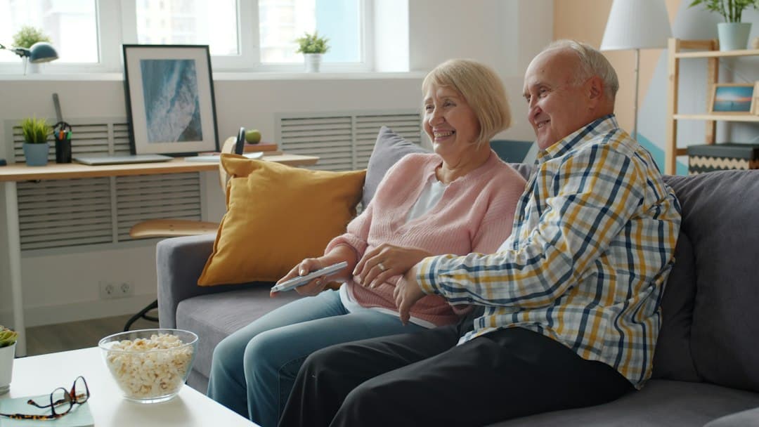Par der ser tv sammen i sofaen – sådan vælger du den rigtige IPTV-udbyder